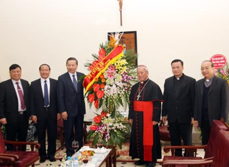 ການນຳບັນດາທ້ອງຖິ່ນຕ່າງໆຢື້ຢາມຖາມຂ່າວແລະອວຍພອນຜູ້ມີຍົດຖາບັນດາສັກແລະຊາວຄຼິດໃນໂອກາດວັນບຸນຄຼິດສມາດ